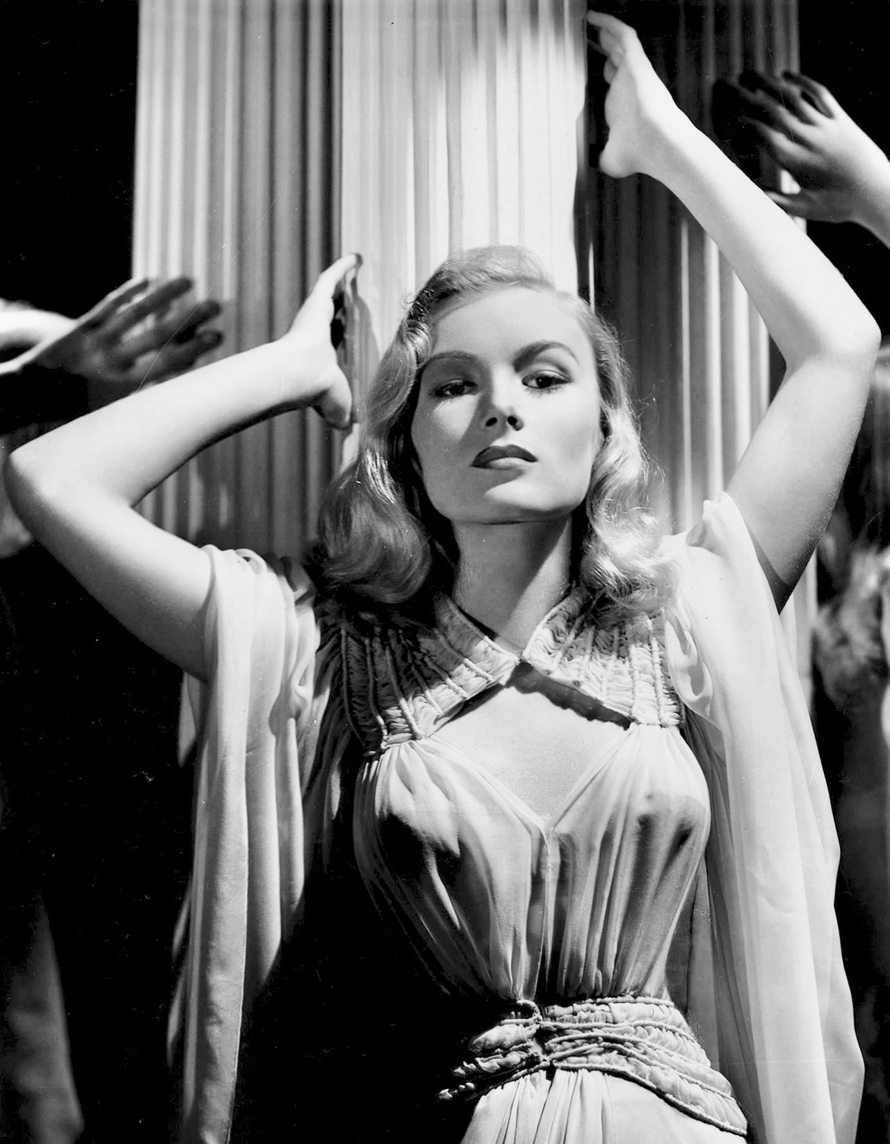 summers-in-hollywood:
“Veronica Lake, 1940
”