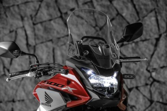 Farol de uma Honda CB 500X 2020 vermelha