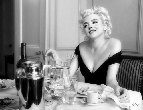 classic-hollywood-glam:Marilyn