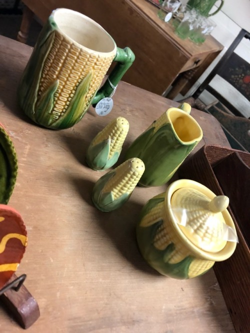 shiftythrifting:Corn teapot, completely unrelated corn dish...