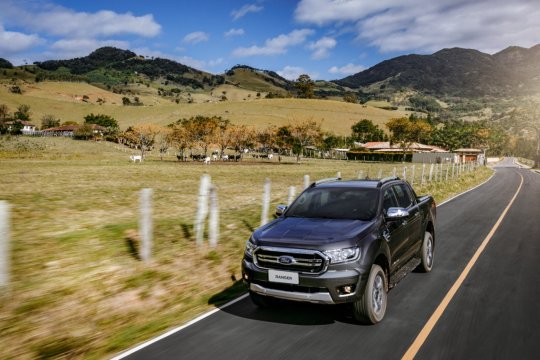 ford ranger 2020 cinza em estarda no campo