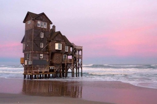 abandonedandurbex:Abandoned beach house in the Outer Banks,...