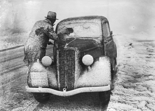 undr:Fox Photos. Welsh winter. 1936