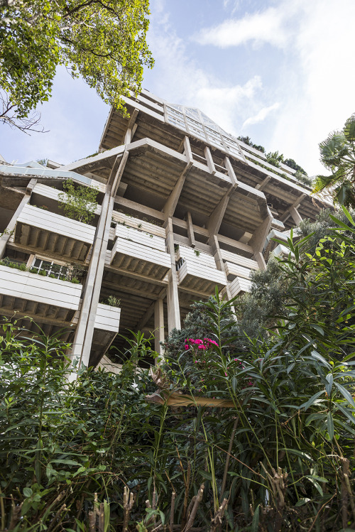 aboutarchi:Brutalist residential building in Valencia