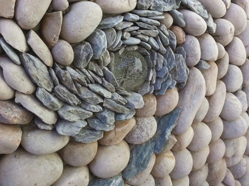 jedavu:Bricklayer Transforms Stone into Hypnotically Detailed...