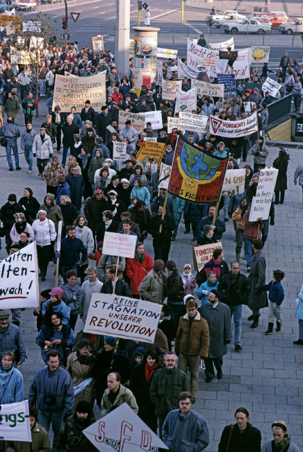 soldiers-of-war:GERMANY. November 1989. Fall of the Berlin...