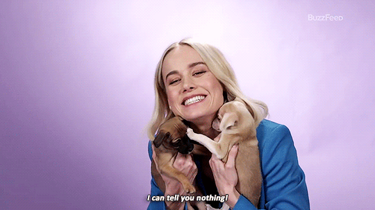 Brie Larson jugando con cachorros