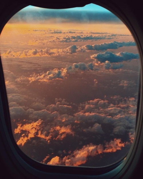 airplane's window view | Tumblr
