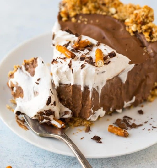 foodffs:Chocolate MousseBAILEYS IRISH CREAM CHOCOLATE MOUSSEChocolate Mousse Pie with Pretzel...