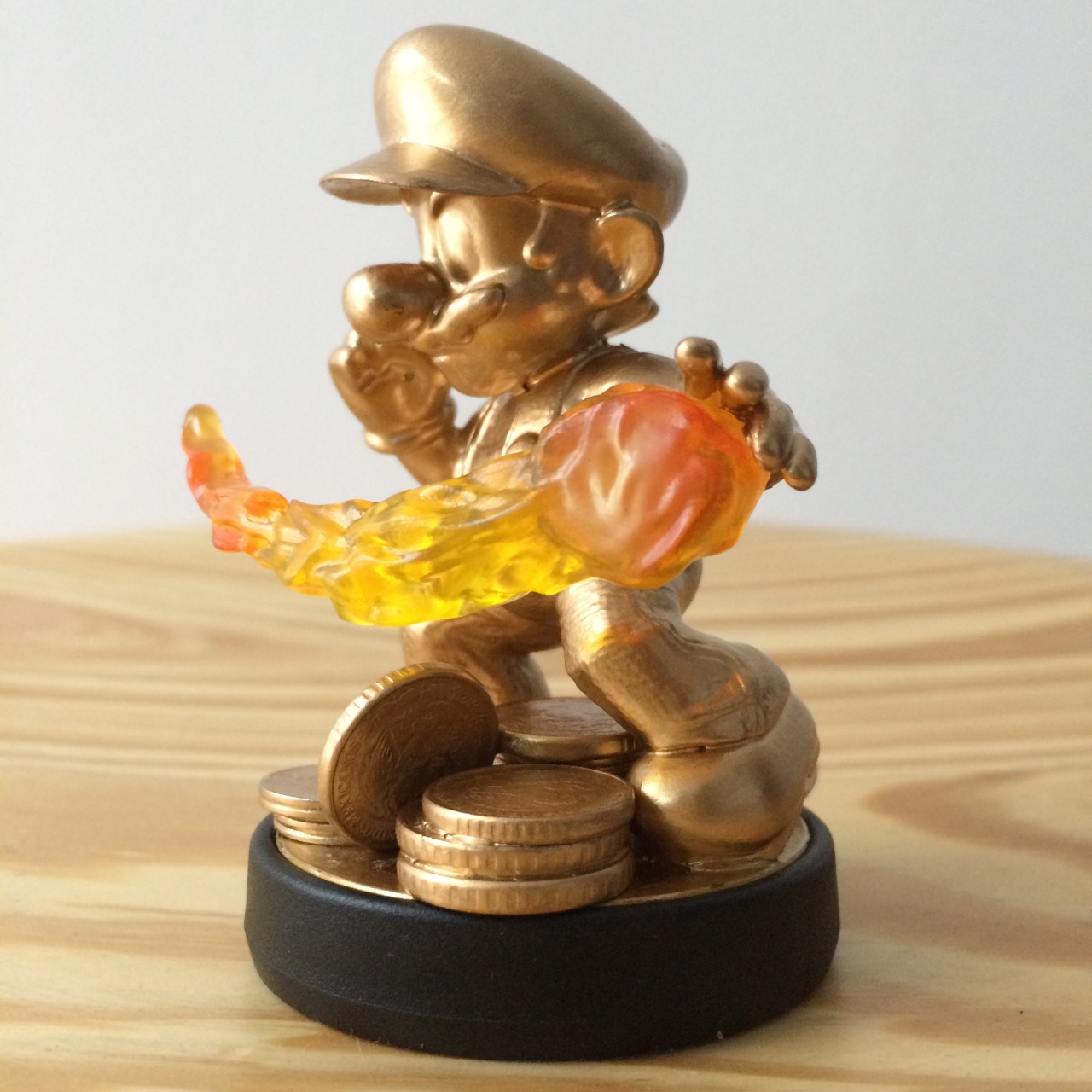 golden luigi amiibo