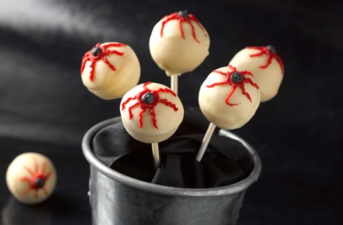 sweetoothgirl:Eyeball Cake Pops