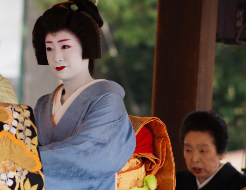 Geisha of Pontocho perform (by Matthew_Stavros)