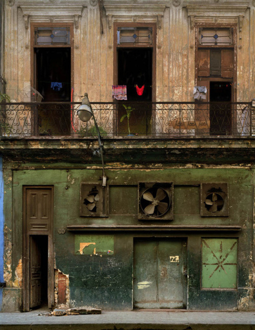 last-picture-show:Michael Eastman, Three Fans, Havana, 1999