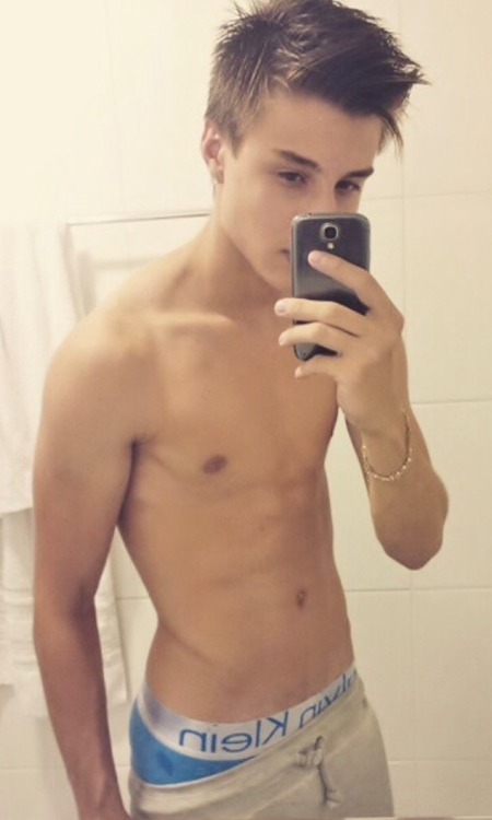 tfootielover:sagging hottie..and his face ohmygosh <333333