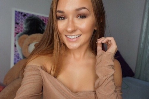 teencleavage2018:Gorgeous teen babe with perfect tits!