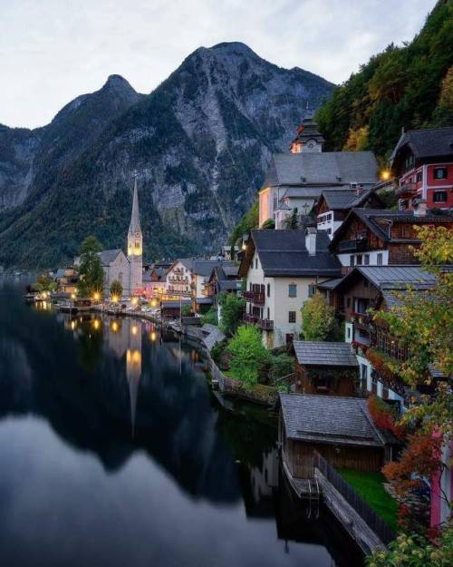 angel-kiyoss:Here’s Halltstatt at dusk taken at Fall