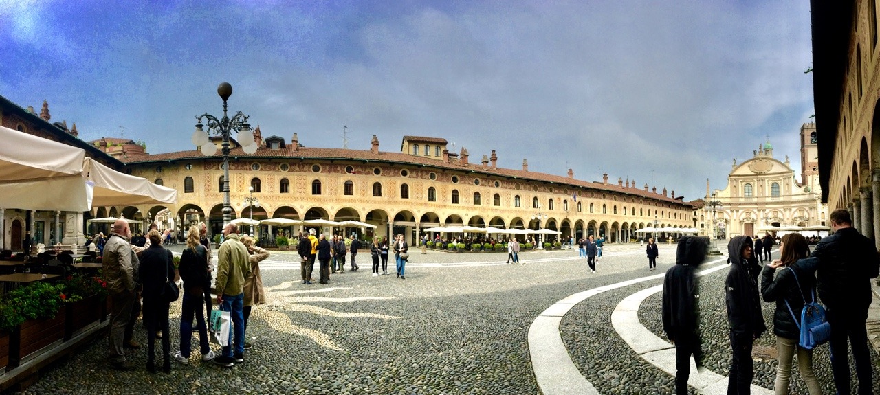 Love_creativity — Piazza Ducale e la Cattedrale di Sant’ Ambrogio...