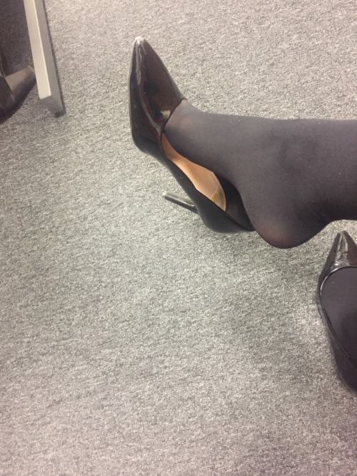 legsdynamite:Shoe dangle!