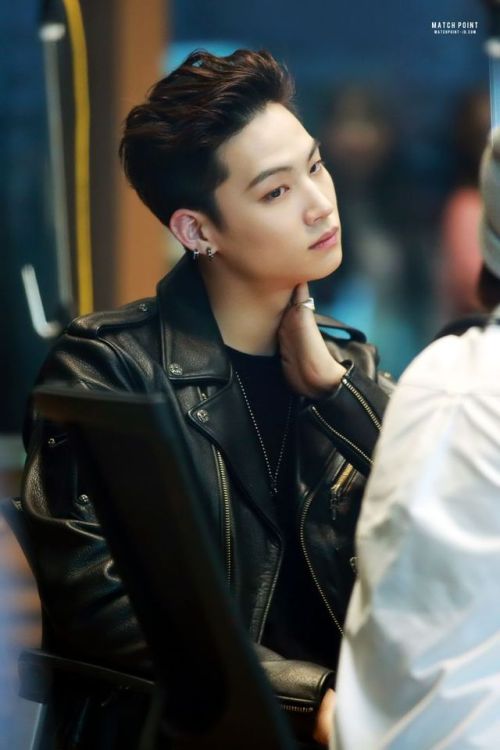 imjaebumisdaddyasfuck:JB in a leather jacket being daddy af...