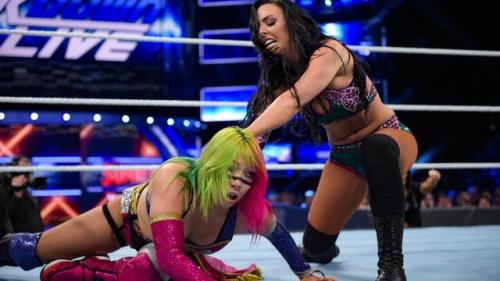 wrathofasukacity:Asuka vs. Peyton Royce: photos1 / 2