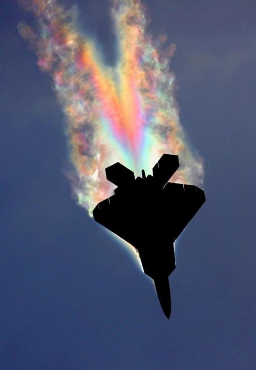 captain-price-official:A F-22 Raptor pulls hard, causing the...