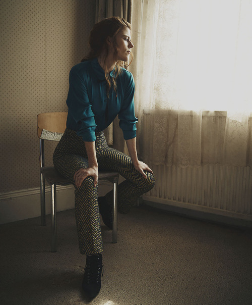 rosy-roo:Rose Leslie sitting like that ( ͡° ͜ʖ ͡°) 