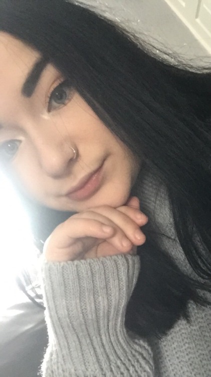 selfie smile lips makeup makeuprevolution haircut babygirl babydoll pink pastelpink pastel indie grunge love emo vintage jumpers grey follow followme followers reblog reblogthis like likethis snow snowday talktome loveme body