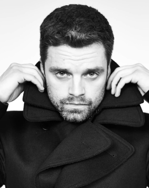 itsdarkinsidee25:Sebastian Stan nuevos Outtakes...