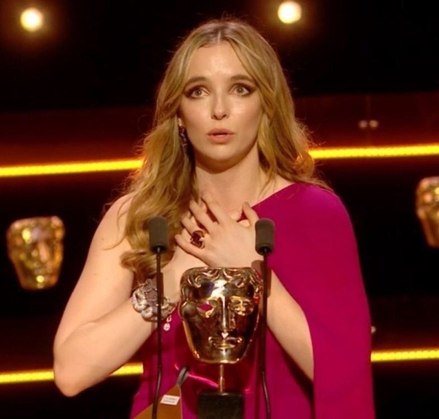 just chillin’ — jodie comer is a WHOLEASS MEME