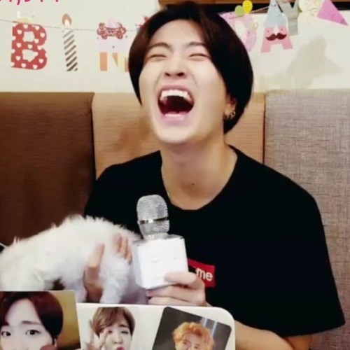 cyjsofties:♡ You can always hear youngjae laughing on the back...