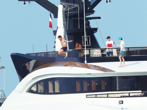 thedailypayne:Liam on a yacht with friends in Cannes, France -...