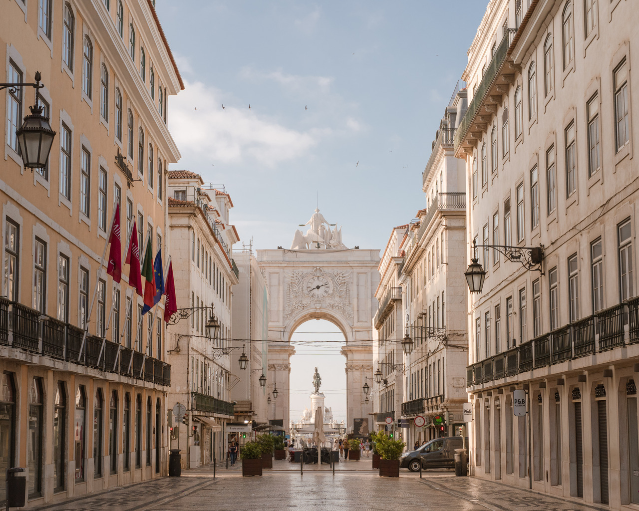 歴史的建物とリスボンの街並み