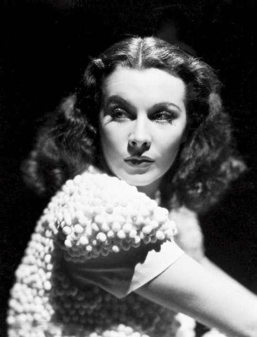 summers-in-hollywood:Vivien Leigh photographed by Laszlo...