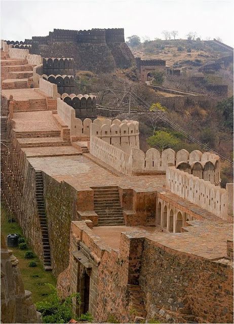 indiaincredible:Kumbhalgarh – The Great Wall of India