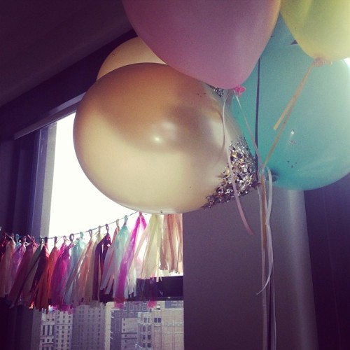 One more shot of the #DIY decor from @kakatz123’s birthday party. Pls note the balloons dipped in glitter.✨🎈 (at Broderick Tower)