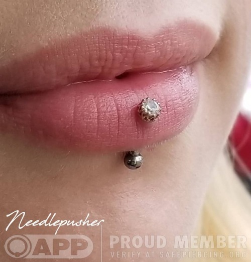 needle-pusher:Healing vertical labret using a 18k yellow gold...