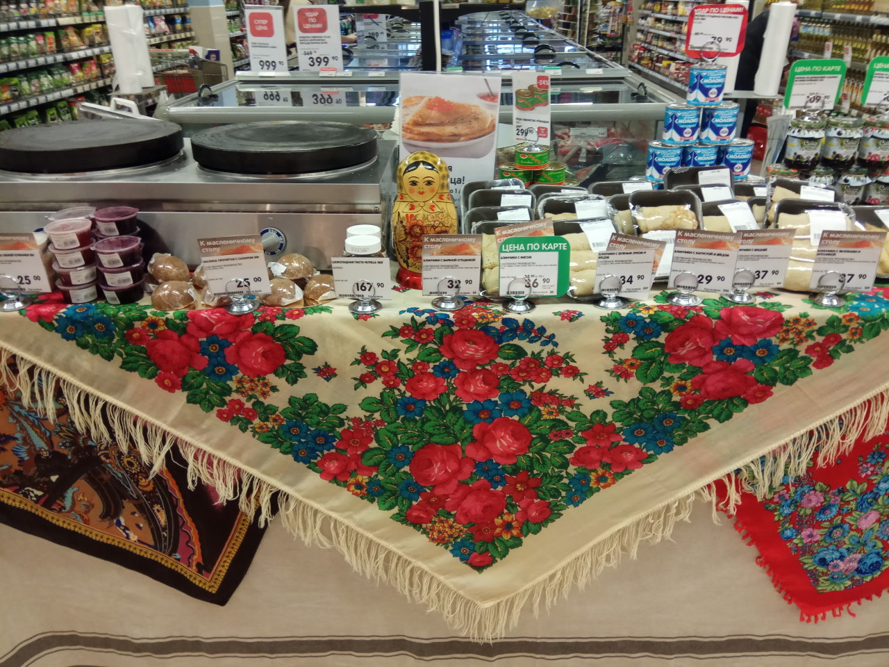 Maslenitsa spread at the local supermarket 😍
There are Pavlovsky shawls, a Matryoshka, condenced milk, honey, jams, caviar, and readymade pancakes with various fillings.