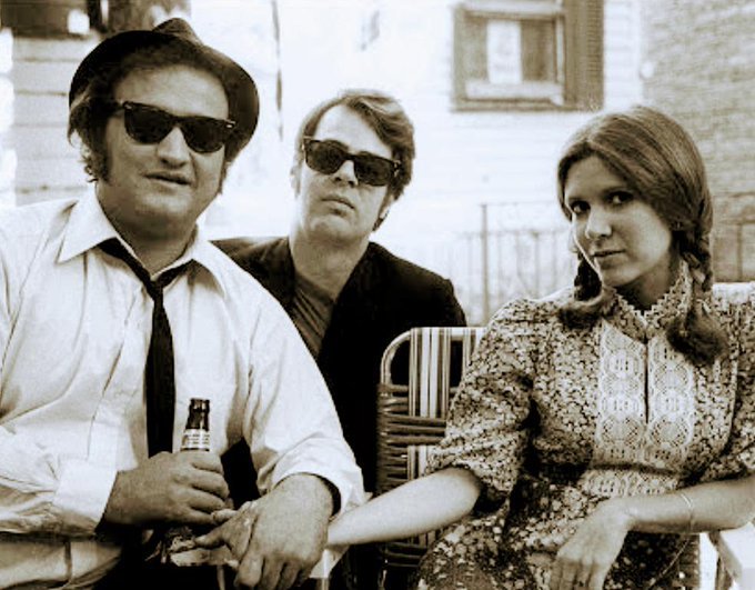 John Belushi, Dan Aykroyd e Carrie Fisher sul set “The Blues Brothers” (1979)