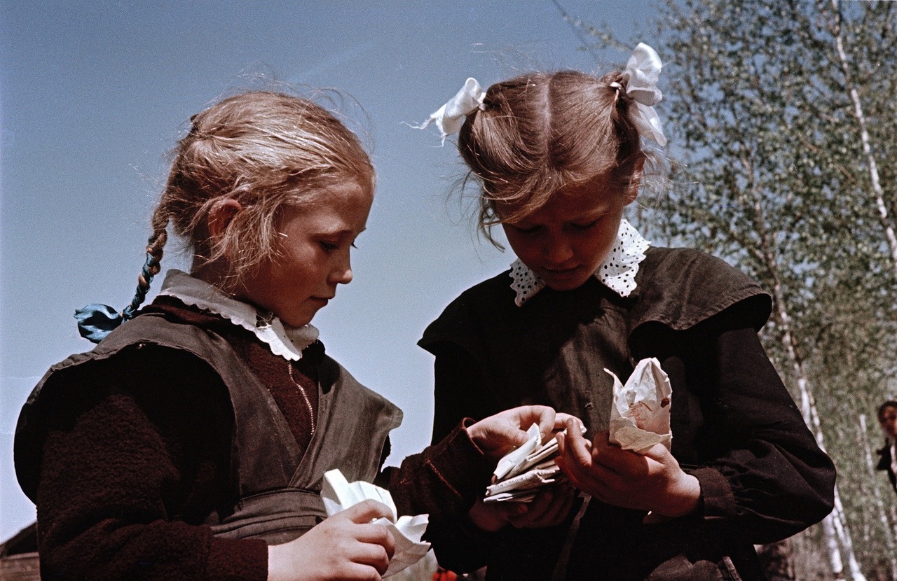 Yunnats (young naturalists) from Siberia. Photo by Semyon Fridlyand (1956)