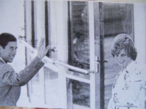 1er août 1981: le prince Charles et la princesse Diana arrivent à Gibraltar pour un accueil tumultueux à bord du Royal Yacht Britannia au début de leur croisière de noces.