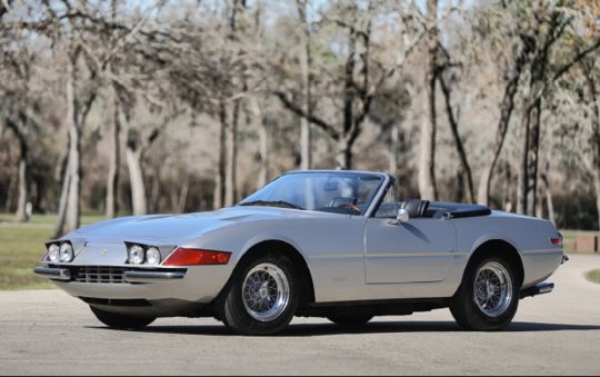 ferrari 365 gtb 4 daytona spider 1972 A semana de leilões que ocorre anualmente no Arizona é palco para os principais carros esportivos e antigos trocarem de mãos.