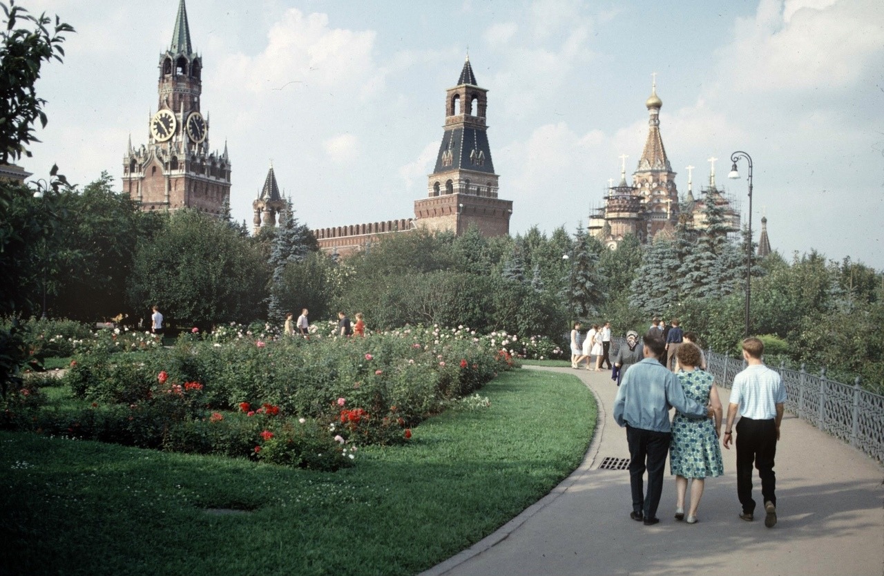 Garden by the Kremlin walls (Moscow, 1967)