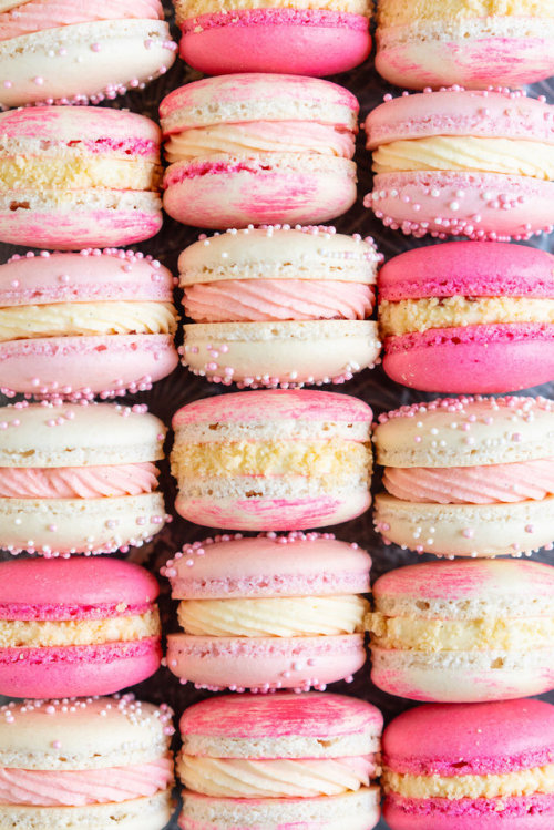 sweetoothgirl:strawberry shortcake macarons