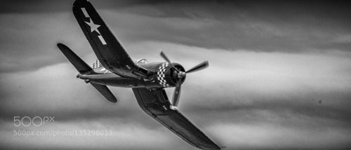 fourcolortransport:F4U Corsair banking by Iluv2fly