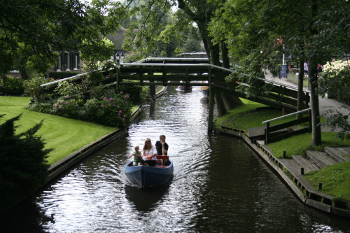 sixpenceee:The Dutch village of Giethoorn has no roads. Its...