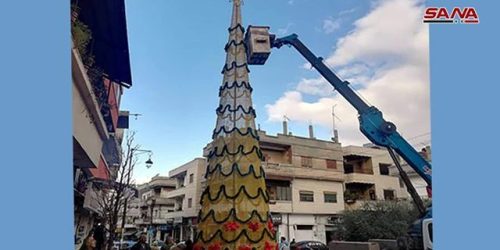 بالصور .. إضاءة شجرة الميلاد في حي عكرمة بحمص بطول 15 متراً 70...