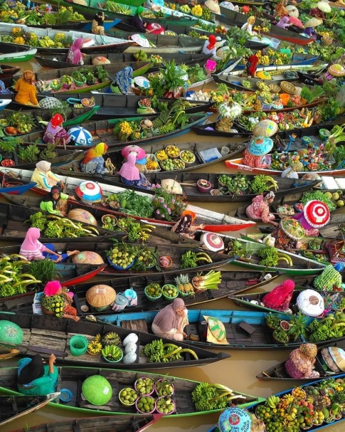 Spectacular Photos of Colorful Floating Market in Indonesia by...