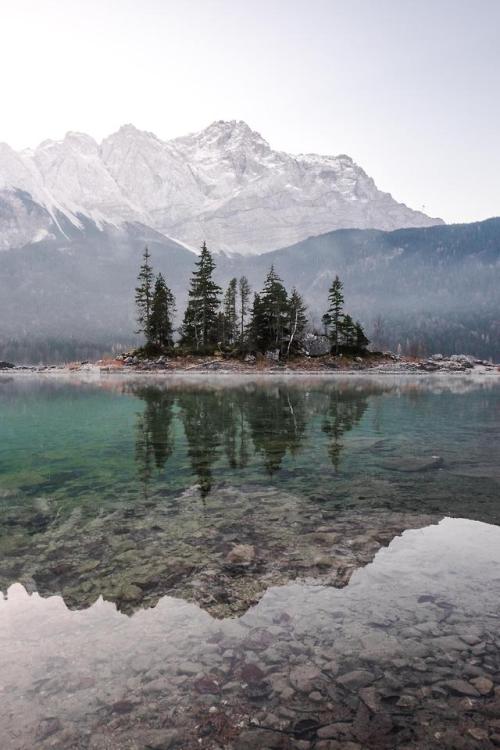 amazinglybeautifulphotography:Crystal clear water and a perfect...