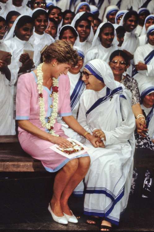 dianaspot:Princess Diana held hands with a nun at Mother...