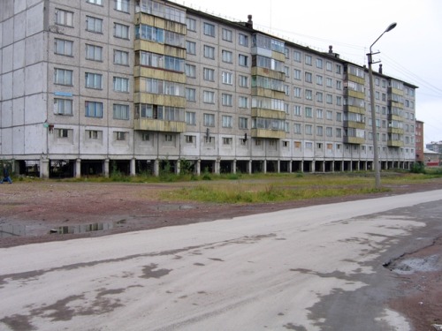 fuckyeahplattenbau:Vorkuta. House on stilts